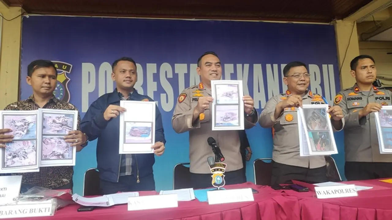 Polisi memperlihatkan foto sejumlah bangkai kucing karena penelantaran oleh tersangka.