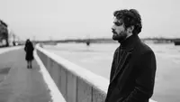 Ilustrasi pria sedih, kecewa, putus cinta, patah hati. (Photo by cottonbro: https://www.pexels.com/photo/black-and-white-photography-on-man-in-black-coat-3692600/)