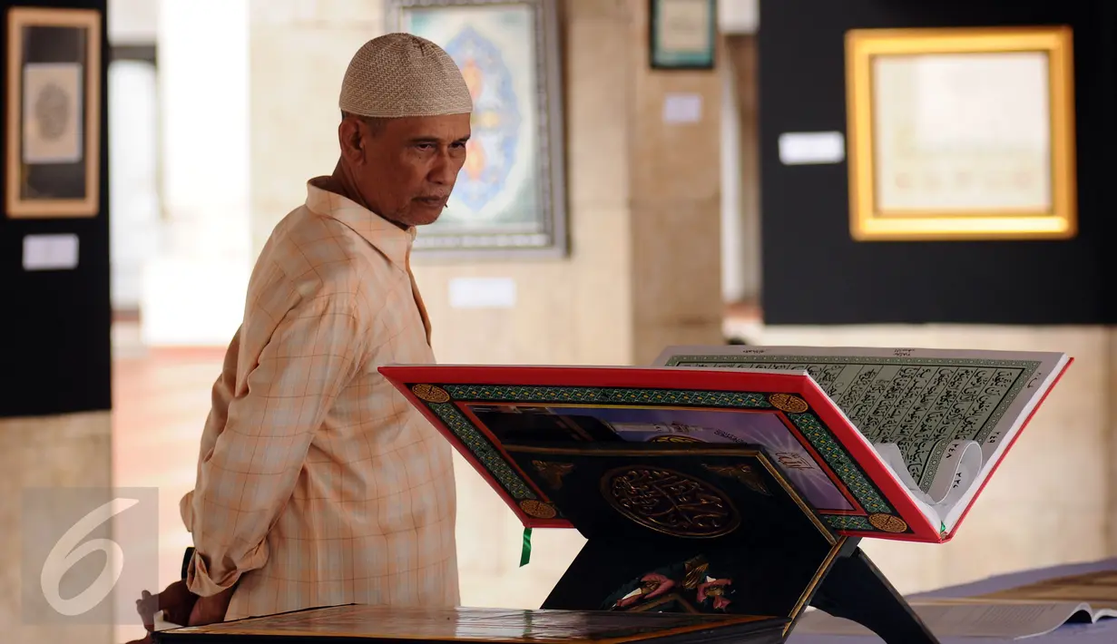 Warga melihat beragam dokumentasi yang dipamerkan di area Masjid Istiqlal di Jakarta, Jumat (24/2). Pameran ini untuk memeriahkan Milad Masjid Istiqlal dan berlangsung hingga 27 Februari. (Liputan6.com/Helmi Fithriansyah)