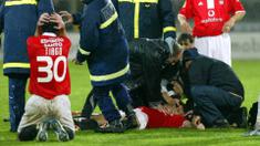 Punggawa Benfica, Miklos Feher pingsan saat bertanding melawan Victoria pada 25 Januari 2004 silam. Sayangnya saat tengah malam, ia dinyatakan meninggal dunia karena serangan jantung. (Foto: AFP/record/Luis Viera)