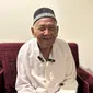 Kakek Juhani saat ditemui di hotelnya di dekat Masjid Nabawi, Madinah. Jemaah haji lansia asal Majalengka ini jadi sorotan setelah videonya minta turun dari pesawat untuk memberi makan ayam viral di media sosial. (FOTO: MCH PPIH ARAB SAUDI 2023)