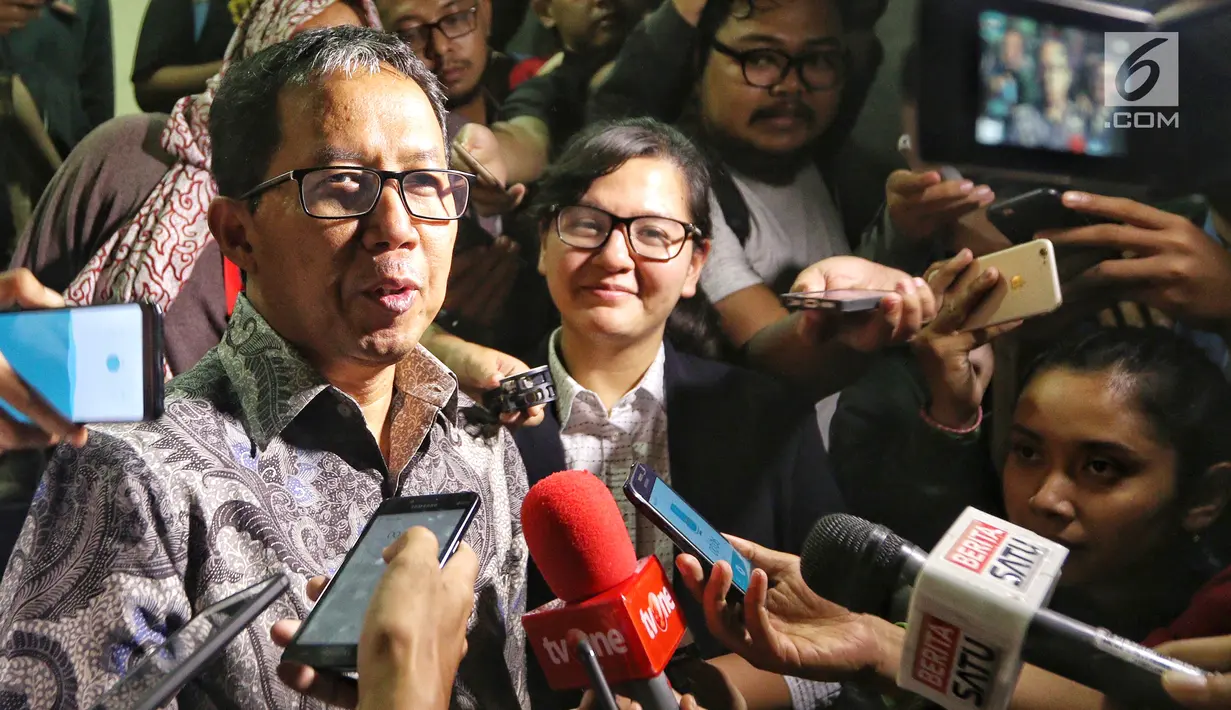 Plt Ketua Umum PSSI Joko Driyono didampingi Sekjend PSSI Ratu Tisha seusai menjalani pemeriksaan di Mapolda Metro Jaya, Jakarta, Kamis (24/1). Joko Driyono diperiksa oleh penyidik Satgas Antimafia Bola Polri selama 11 jam. (Liputan6.com/Johan Tallo)