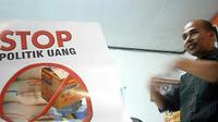 Ketua KPU Banten Hambali memperlihatkan poster &quot;Stop Politik Uang&quot; untuk mencegah praktik 'money politic' dalam Pilgub Banten 22 Oktober mendatang di Kantor KPU Banten, Serang. (Antara)