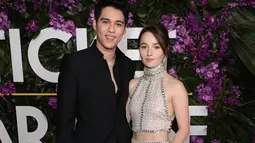 Maxime juga terlihat begitu serasi bersama dengan Kaitlyn Dever saat berpose bersama dalam red carpet. Penampilan keduanya ini banjir pujian dari penggemar serta rekan selebriti. (Liputan6.com/IG/@bouttier_maxime)