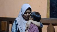 Wasemi memeluk erat anaknya, AG (7), yang masih diliputi trauma setelah menyaksikan langsung pertikaian antara sang ayah dan tetangga di akhir 2024 lalu. Sejak kejadian itu, AG mengalami gangguan emosional dan takut kembali ke rumah.