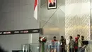 Presiden Jokowi didampingi sejumlah pejabat negara seperti Agus Martowardojo dan Muliaman Hadad menandatangani peresmian sektor perdagangan saham di Gedung Bursa Efek Jakarta, Jumat (2/1/2014).(Liputan6.com/Faizal Fanani)