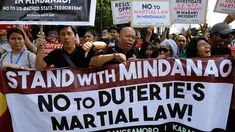 Sejumlah orang menggelar aksi menentang deklarasi darurat militer di depan Gedung DPR Filipina, Manila, Rabu (31/5). Mereka menolak deklarasi darurat militer di Mindanao yang diumumkan Duterte pada pertengahan Juli 2017. (AP Photo / Aaron Favila)