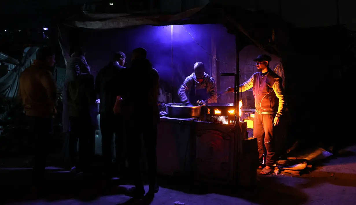 Di Jalur Gaza utara, warga Palestina harus hidup tanpa penerangan lampu ketika malam tiba. (Omar AL-QATTAA/AFP)