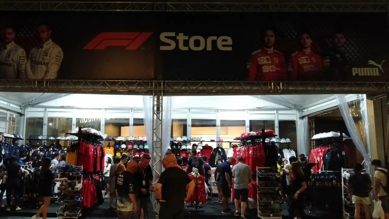 Toko suvenir F1