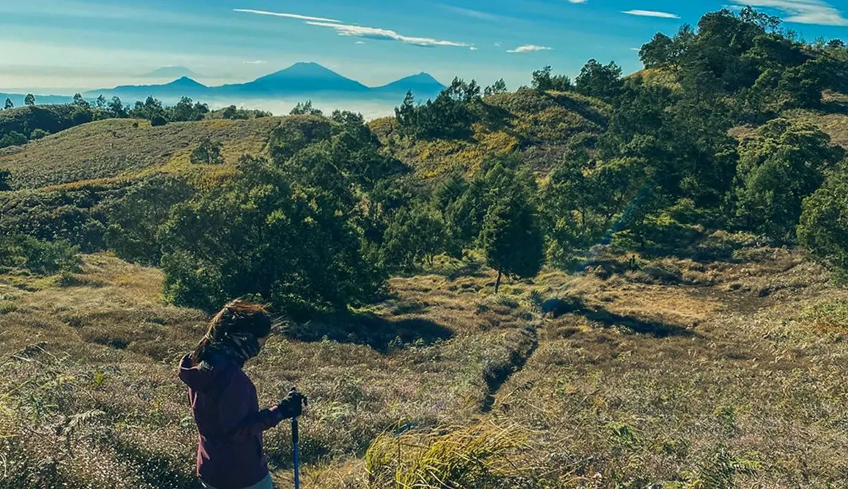 Memang naik gunung bukan menjadi sebuah hal baru, banyak selebriti sebelumnya memang suka olahraga ini. Namun belakangan di masa pandemi, olahraga ini pun sedang menjadi tren yang banyak diminati. (Liputan6.com/IG/@dindakirana.s)