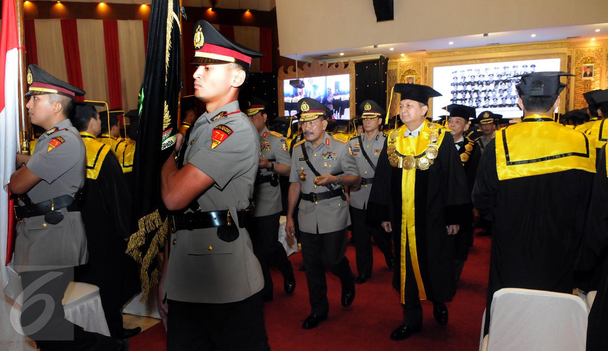 Kapolri Jenderal Badrodin Haiti usai memimpin acara Dies Natalis PTIK ke-70 di Auditorium PTIK, Jakarta, Jumat (17/6). Sebagain besar dari wisudawan merupakan perwira pertama dan menengah Polri berpangkat AKP dan Kompol. (Liputan6.com/Helmi Afandi)