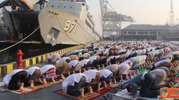 Citizen6, Jakarta: Prajurit dan PNS Kolinlamil bersama masyarakat sekitar Mako Kolinlamil melaksanakan Salat Idul Fitri 1433 H, bertempat di Dermaga Kolinlamil, Tanjung Priok, Jakarta, Minggu (19/8). (Pengirim: Kadispen Kolinlamil).
