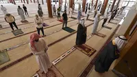 Jemaah menjaga jarak ketika salat di sebuah masjid di Sharjah setelah Uni Emirat Arab membuka kembali tempat-tempat ibadah pada Rabu (1/7/2020). Sebelumnya UEA menghentikan sementara salat berjemaah di masjid-masjid dan tempat ibadah lainnya untuk menghentikan penyebaran Covid-19. (KARIM SAHIB/AFP)
