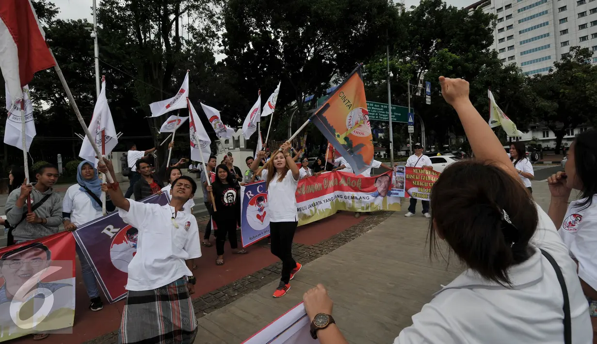 Relawan mengibarkan bendera mendeklarasikan kegiatan "Relawan Cinta Ahok", Jakarta, Sabtu (17/9). Dalam kegiatan tersebut mereka mendukung dan berharap Gubernur Basuki T Purnama kembali mencalonkan diri pada Pilkada 2017-2022. (Liputan6.com/Johan Tallo)