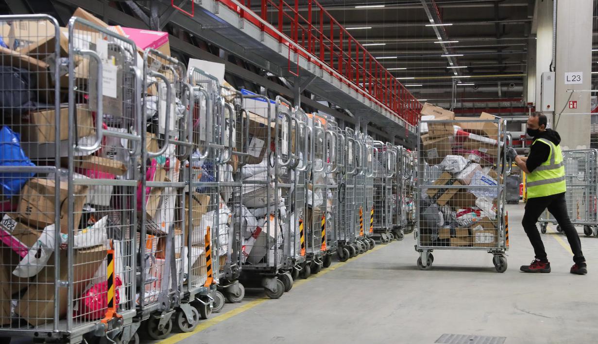 Seorang staf bekerja di pusat penyortiran perusahaan layanan pos Bpost, Brussel, Belgia, 26 November 2020. Belgia saat ini menerapkan kebijakan lockdown ketat untuk mengatasi pandemi COVID-19 dengan menutup semua bisnis nonesensialnya. (Xinhua/Zheng Huansong)