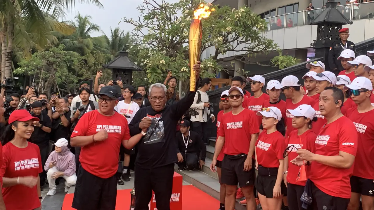 Ketua DPP PDI Perjuangan (PDIP) Bidang Kehormatan Komarudin Watubun saat menyambut kehadiran Sekjen PDI Perjuangan Hasto Kristiyanto