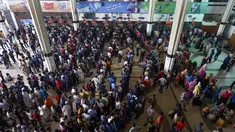 Warga mengantre untuk membeli tiket menjelang Hari Raya Idul Adha di sebuah stasiun kereta api di Dhaka (2/8/2019). Muslim di seluruh dunia bersiap merayakan Idul Adha yang menandai berakhirnya ziarah haji ke Mekah. (AFP Photo/Munir Uz Zaman)