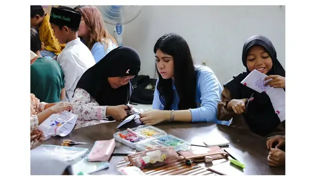 6 Potret Almira Yudhoyono Jadi Volunteer di Rumah Pintar Cikeas, Ramadhan Penuh Makna