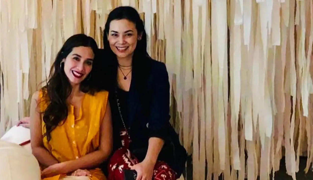 Jika Marsha lebih kerap tampil dilayar kaca sebagai aktris yang sudah aktif sejak 2006 silam, Sheila lebih menekuni bidang di balik layar yaitu sebagai produser film sejak tahun 2008. (Liputan6.com/IG/@lalatimothy)