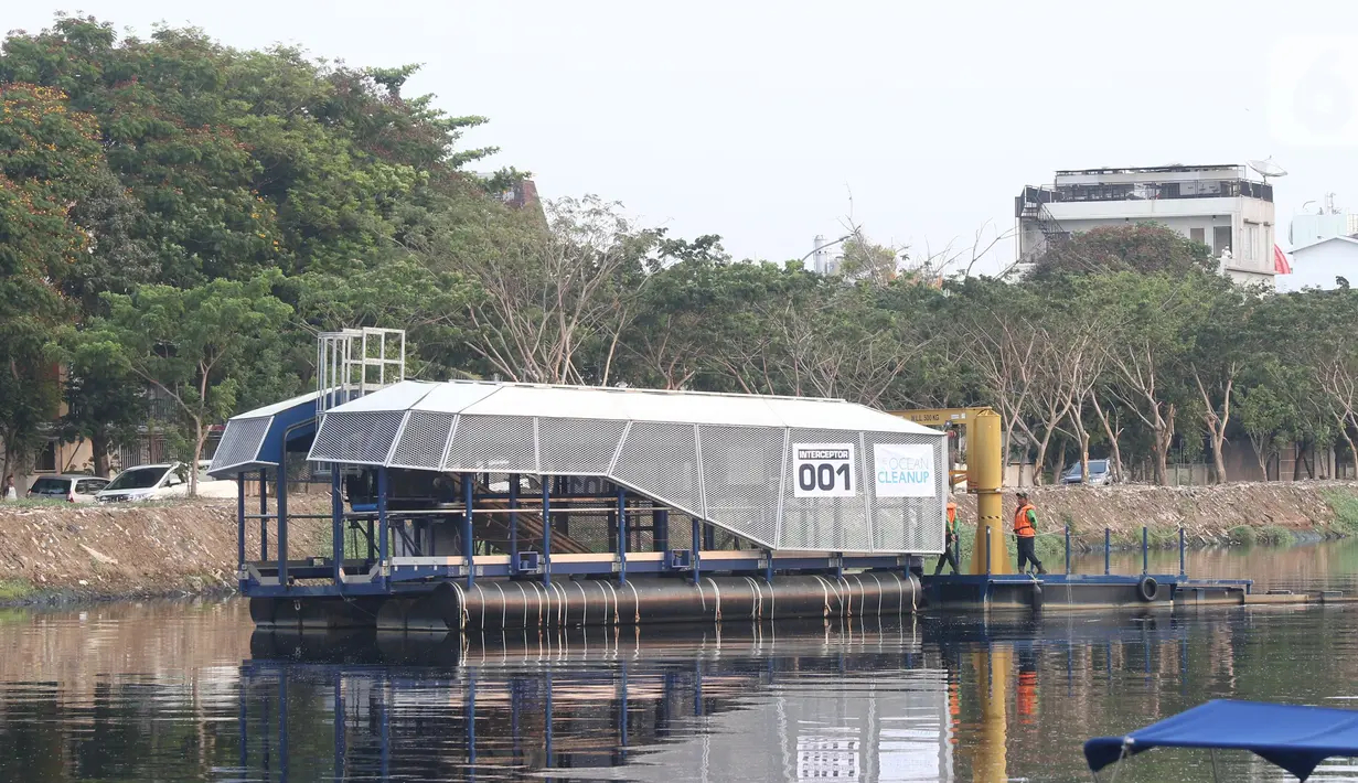 Alat pembersih sampah Interceptor 001 terlihat di Cengkareng drain, Jakarta, Kamis (31/10/2019). Pemerintah mendatangkan Interceptor 001 untuk solusi pencegahan sampah di sungai agar tidak masuk ke laut. (Liputan6.com/Angga Yuniar)