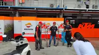Fans MotoGP Mandalika 2022 berfoto di paddock Marc Marquez
