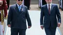 Upacara penyambutan dilanjutkan dengan pemeriksaan pasukan jajar kehormatan oleh kedua kepala negara. (Yasuyoshi CHIBA/AFP)