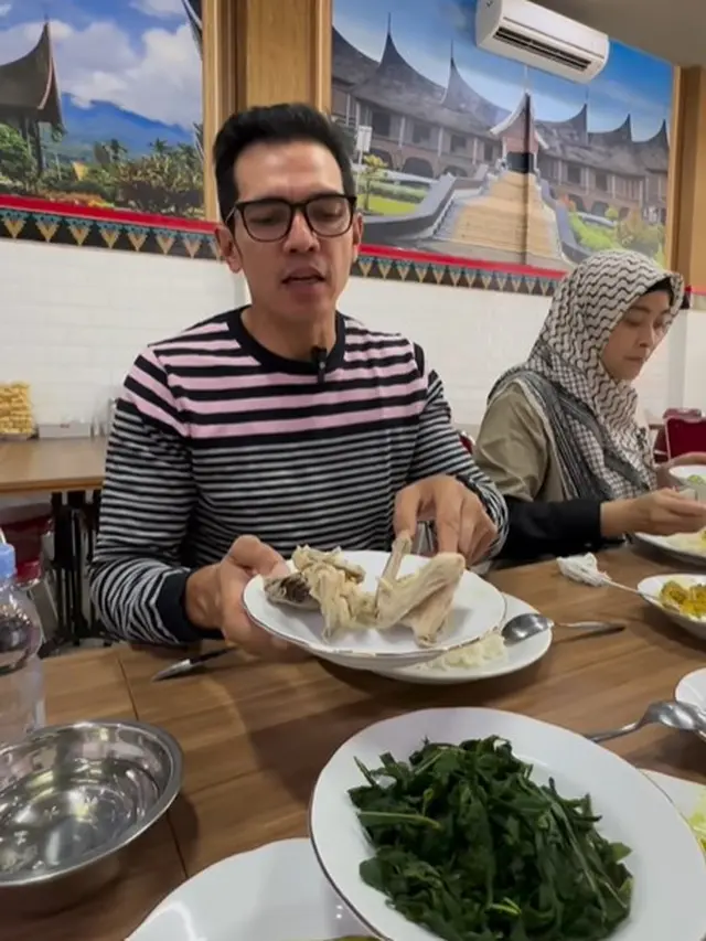 Adrian Maulana makan masakan Padang (Instagram/adrianmaulana)