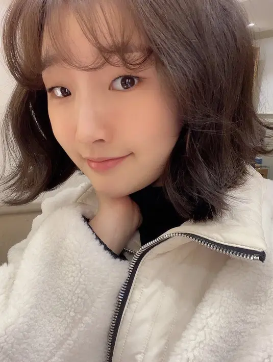 Agar rambut pendek tidak membosankan, sahabat Fimela bisa menstylish rambut pendek menjadi agak bergelombang. Dengan poni khas eoni Korea seperti Park So Dam. @sodam_park_0908