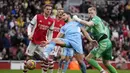 Unggul jumlah pemain, Manchester City mengurung pertahanan Arsenal. The Gunners mampu bertahan dengan baik dan sempat membuat para pemain The Citizens frustrasi. (AP/Matt Dunham)