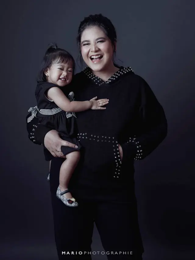 Momen Bahagia Kahiyang Ayu dan Sedah Mirah Saat Lakukan Pemotretan