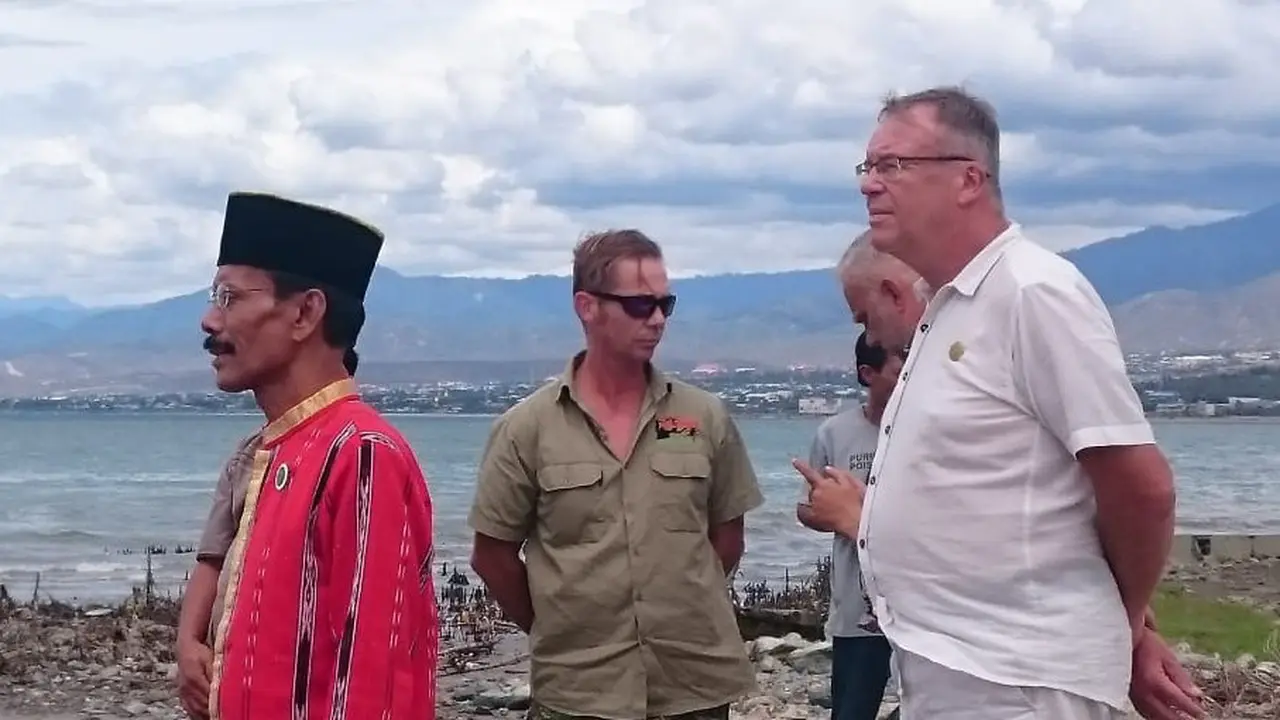 Corey Smith saat berada di Muara Sungai Palu untuk melihat habitat buaya muara. (Heri susanto/Liputan6.com)