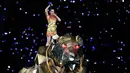 Katy Perry masuk ke lapangan dengan menaiki robot singa besar berwarna emas sambil membawakan lagu "Roar" di ajang Super Bowl XLIX Halftime Show di University of Phoenix Stadium, Arizona, AS, Minggu (1/2/2015). (Matthew Emmons-USA TODAY Sports)