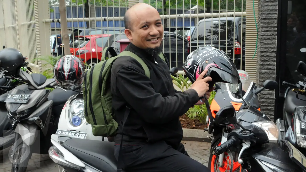 20151204-Batal Ditahan, Novel Baswedan Pulang ke Rumah Naik Motor-Jakarta