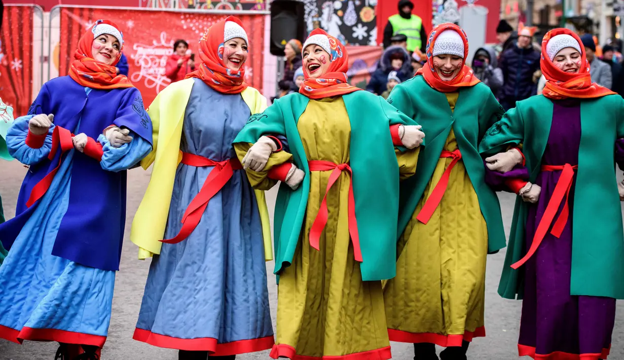 Seniman jalanan menari di jalan Tverskaya saat festival yang menandai Tahun Baru dan Natal di Moskow, Rusia (2/1). (AFP Photo/Mladen Antonov)
