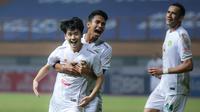 Tidak ada lagi gol yang tercipta sampai pertandingan berakhir. Persebaya berhak mengemas tiga poin dari kemenangan 3-1 ini. (Bola.com/Bagaskara Lazuardi)
