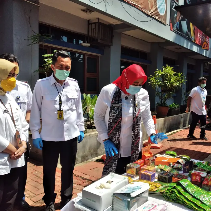 Kepala Balai Besar Pengawas Obat dan Makanan (BPOM)Bandung, Hardaningsih memperlihatkan sejumlah produk ilegal yang akan dimusnahkan di kantor BPOM, Kota Bandung, Selasa (2/12/2020). (Foto: Liputan6.com/Dikdik Ripaldi)