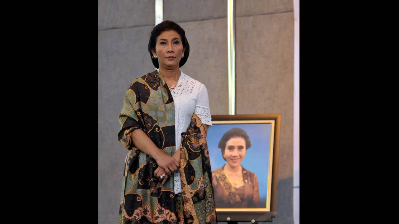 Aura Kecantikan Susi Pudjiastuti Saat Berkebaya di Acara Sertijab 