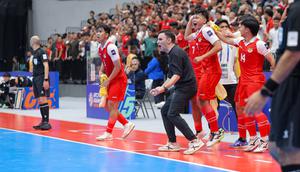 Pelatih kepala Timnas Futsal Indonesia, Hector Souto melakukan selebrasi setelah timnya mencetak gol ke gawang Jepang dalam laga semifinal Piala Asia Futsal 2026 di Indonesia Arena, Senayan, Jakarta, Kamis (05/02/2026). (Bola.com/Bagaskara Lazuardi)