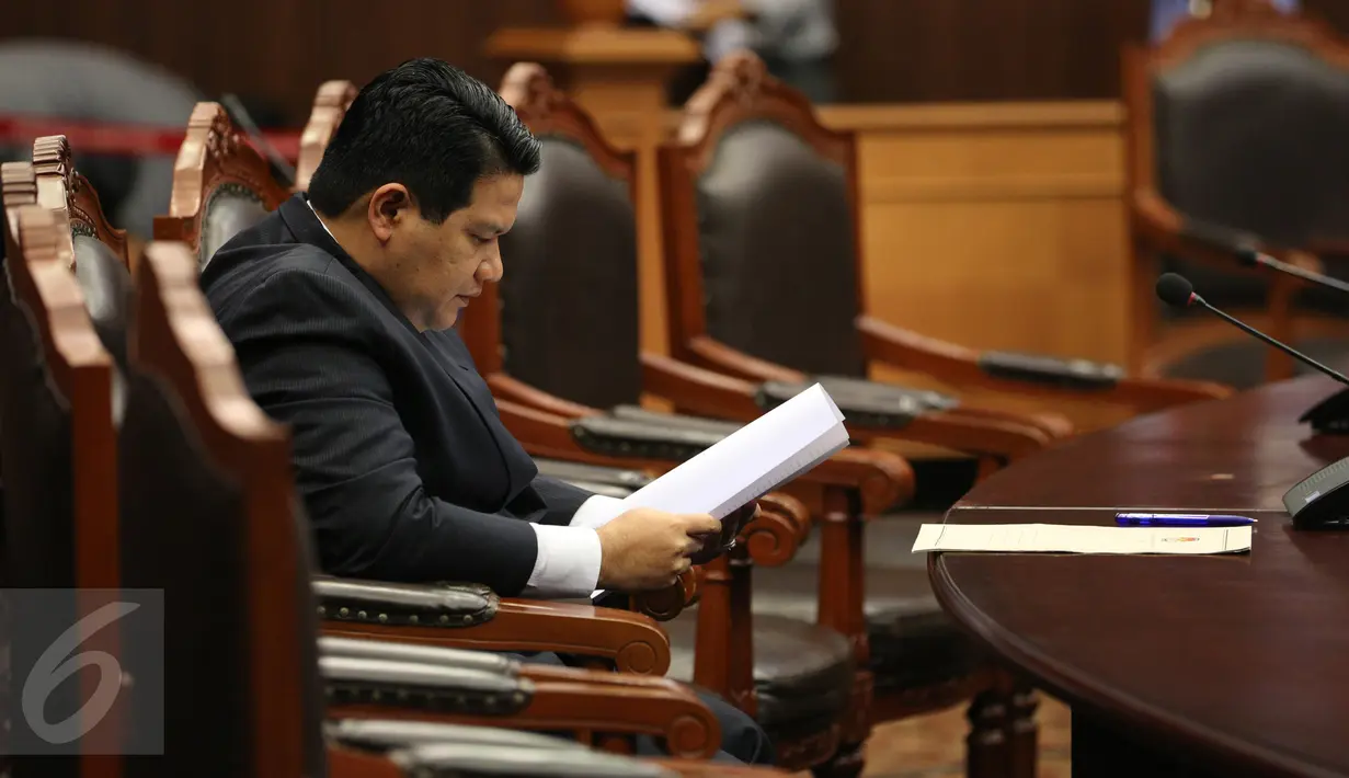 Ketua KPU Husni Kamil Manik saat menunggu dimulainya sidang peninjauan kembali UU Nomor 1 Tahun 2015 tentang Pilkada di MK, Jakarta, Selasa (8/9). Sidang ini menyatukan tiga permohonan yang menguji peraturan yang sama. (Liputan6.com/Faizal Fanani)