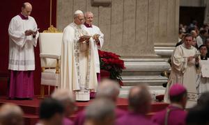 Paus Leo XIV memimpin Ibadat Sore (Vesper) Pertama dan doa syukur 'Te Deum' di Basilika Santo Petrus, Vatikan, Rabu 31 Desember 2025. Paus Leo XIV memimpin Ibadat Sore (Vesper) Pertama dan doa syukur 'Te Deum' di Basilika Santo Petrus, Vatikan, pada 31 Desember 2025 pukul 17.00 waktu setempat. (AP Photo/Andrew Medichini)