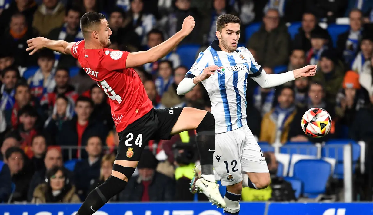 Real Sociedad baru bisa menyamakan kedudukan pada menit ke-71 berkat gol Mikel Oyarzabal. (ANDER GILLENEA/AFP)