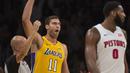 Pebasket Los Angeles Lakers, Brook Lopez, melakukan selebrasi usai mencetak tiga angka saat melawan Detroit Pistons pada laga NBA di Staples Center, California, Selasa (31/10/2017). Lakers menang 113-93 atas Pistons. (AP/Kyusung Gong)
