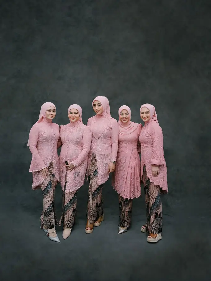 Beda Model Kebaya Pink Geng Mamayu di Acara 7 Bulanan Lesti Kejora, Aurel Hermansyah Terlihat Ramping hingga Kesha Ratuliu Tampil Klasik