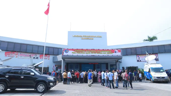 Ratusan Orang Sambut Antasari Azhar Bebas