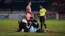 Ekspresi kesakitan kiper Madura United FC, Muhammad Ridho saat mendapat perawatan tim medis saat menghadapi Bali United dalam laga pekan ke-16 BRI Liga 1 2021/2022 di Stadion Sultan Agung, Bantul, Kamis (09/12/2021). (Bola.com/Bagaskara Lazuardi)