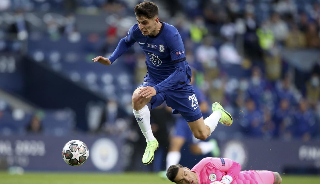 Penyerang Chelsea, Kai Havertz, mencetak gol ke gawang Manchester City pada laga final Liga Champions di Stadion Dragao, Minggu (30/5/2021). Chelsea sementara unggul 1-0 di babak pertama. (Jose Coelho/Pool via AP)