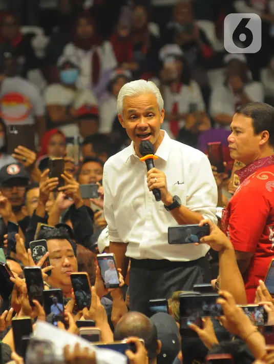 Teriakan 'presiden' dari relawan Jokowi bergema saat Ganjar di atas panggung. (merdeka.com/Imam Buhori)