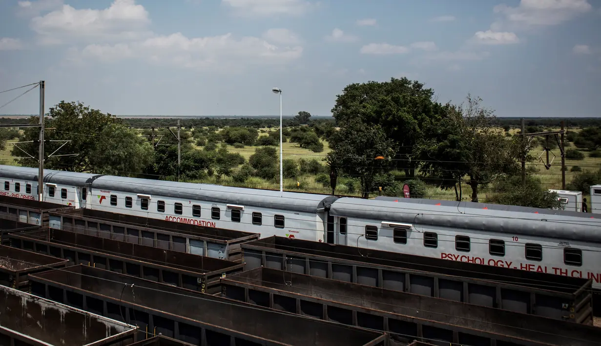 Kereta Phelophepha adalah kereta medis yang melayani kesehatan untuk warga di pelosok di Pienaarsrivier, Afrika Selatan, Senin (6/3). Kereta medis ini melayani pemeriksaan gigi, mata, optometri, hingga psikologi. (AFP Photo/ JOHN WESSELS)