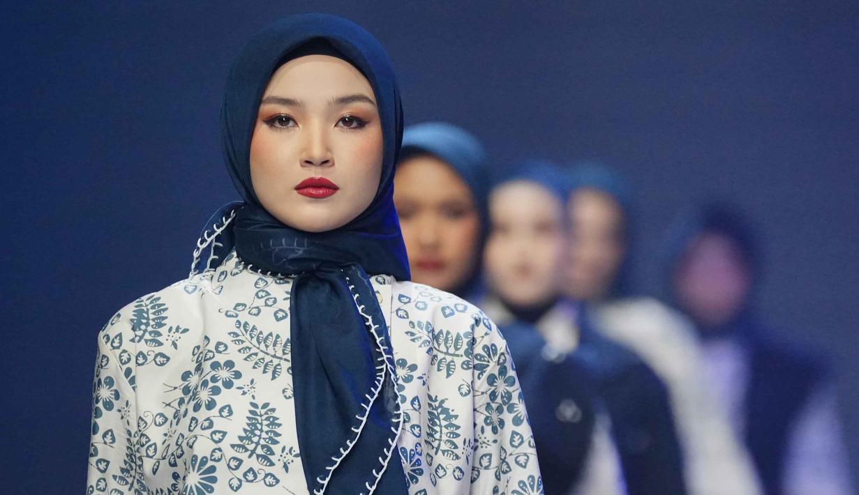  Crafting the Future of Modest Fashion for Every Lifestyle” JMFW akan menampilkan berbagai event, yakni peragaan busana, pameran dagang, talkshow dan workshop serta business matching dan networking. Tampak dalam foto, model-model memamerkan karya desainer mode Indonesia Dama Kara selama Jakarta Muslim Fashion Week, Kamis 6 November 2025. (AP Photo/Tatan Syuflana)