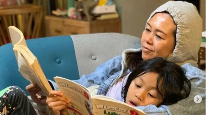Membaca Buku Jadi Cara Yenny Wahid Lebih Dekat dengan Anak